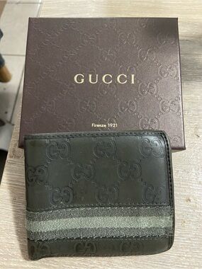 Gucci Men's Green Embossed Leather Wallet with Green Stripes